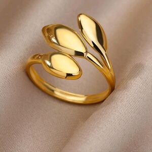 Elegant Gold Leaf Ring